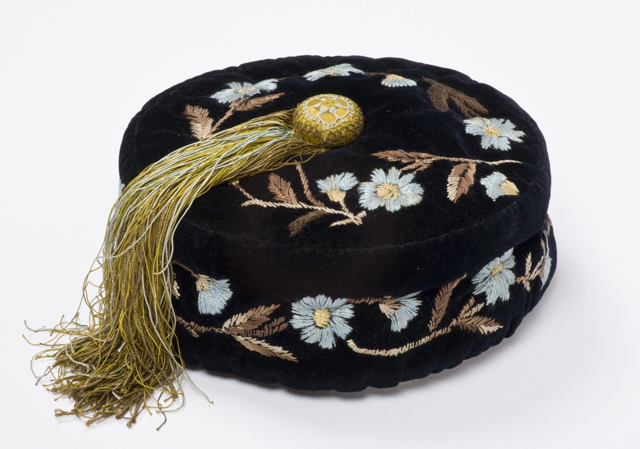 Czapka do palenia, ok.1880 (haftowany aksamit podszyty maszynowo pikowanym jedwabiem) autorstwa English School