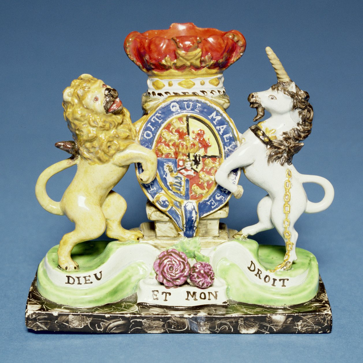 Wazon na przelew w formie Royal Arms na cokole z czarnego marmuru, Walton autorstwa English School