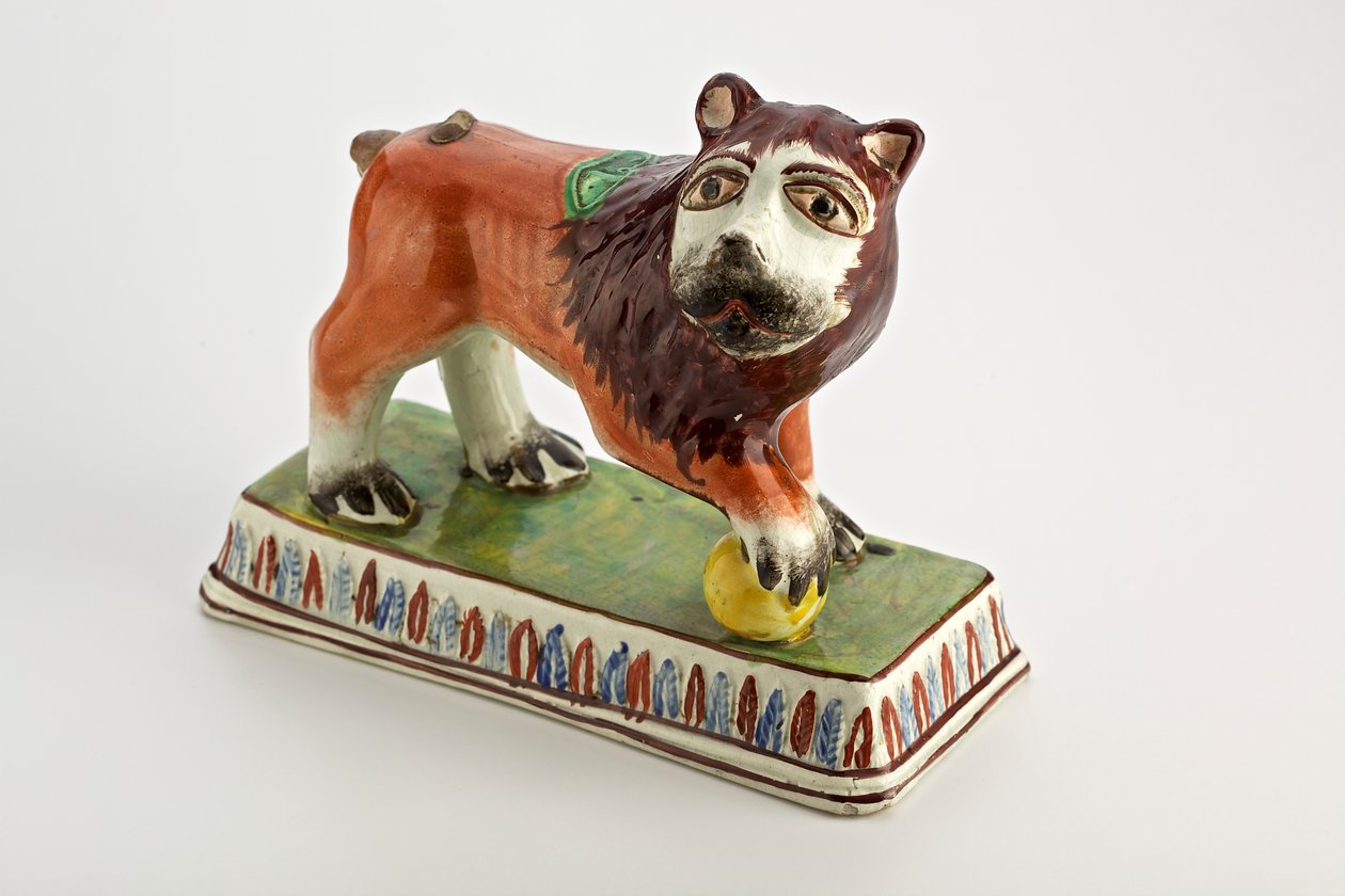 Figurka lwa Staffordshire na prostokątnej podstawie, ok. 1800-50 (ceramiczna) autorstwa English School