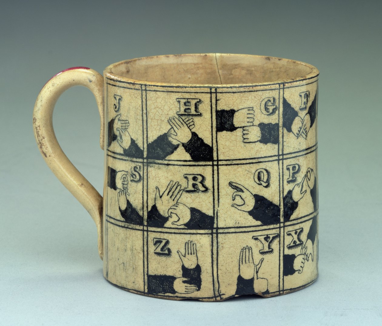 Kubek Staffordshire przedstawiający alfabet w języku migowym, ok. 1820 (ceramika) autorstwa English School