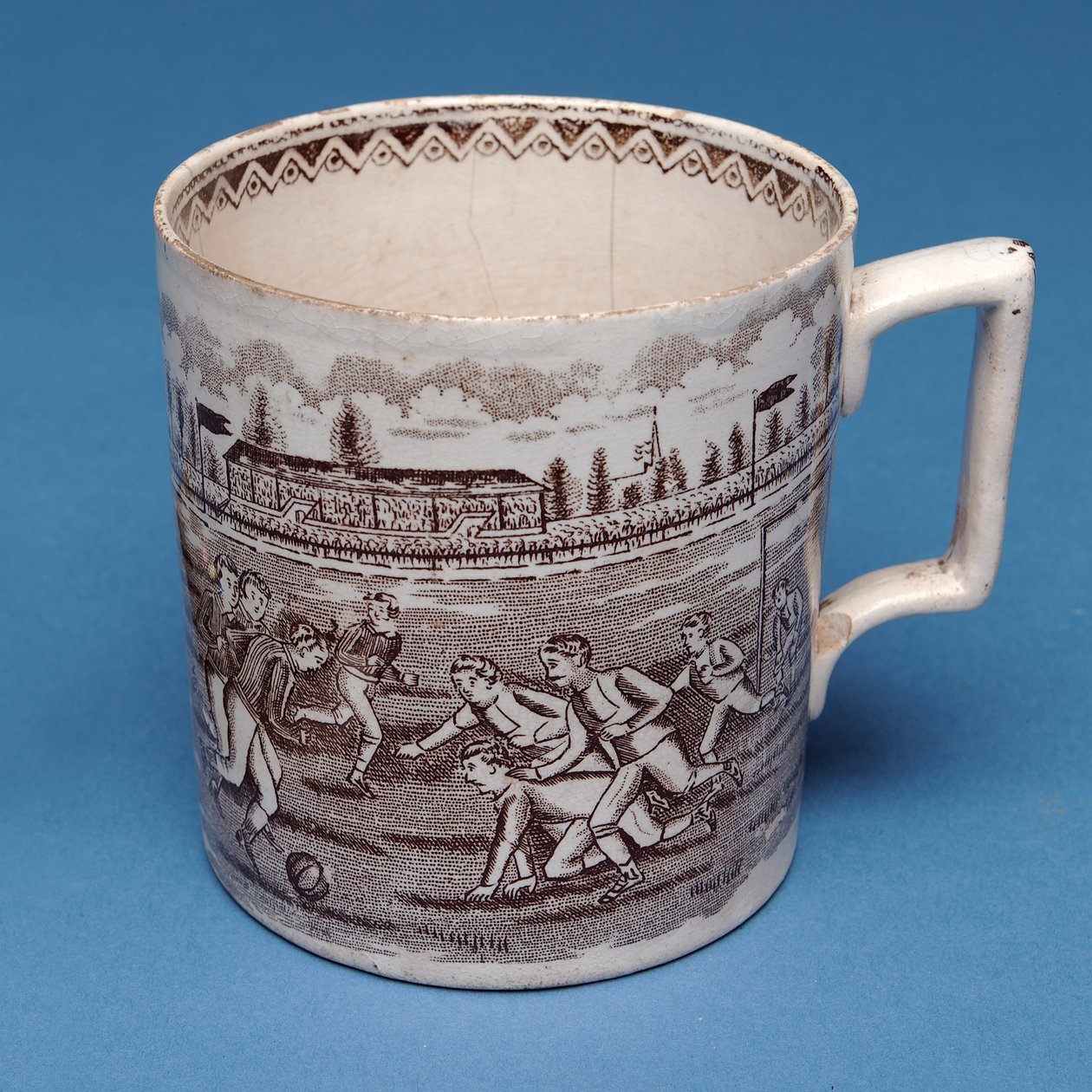 Kubek Staffordshire kufel z transferem w kolorze sepii z meczu piłki nożnej (ceramiczny) autorstwa English School