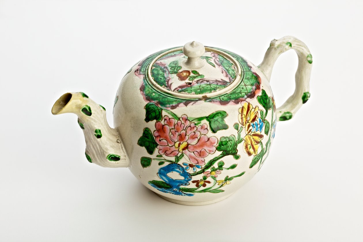 Czajnik Staffordshire ozdobiony chryzantemami, 1760 (ceramika glazurowana solą) autorstwa English School