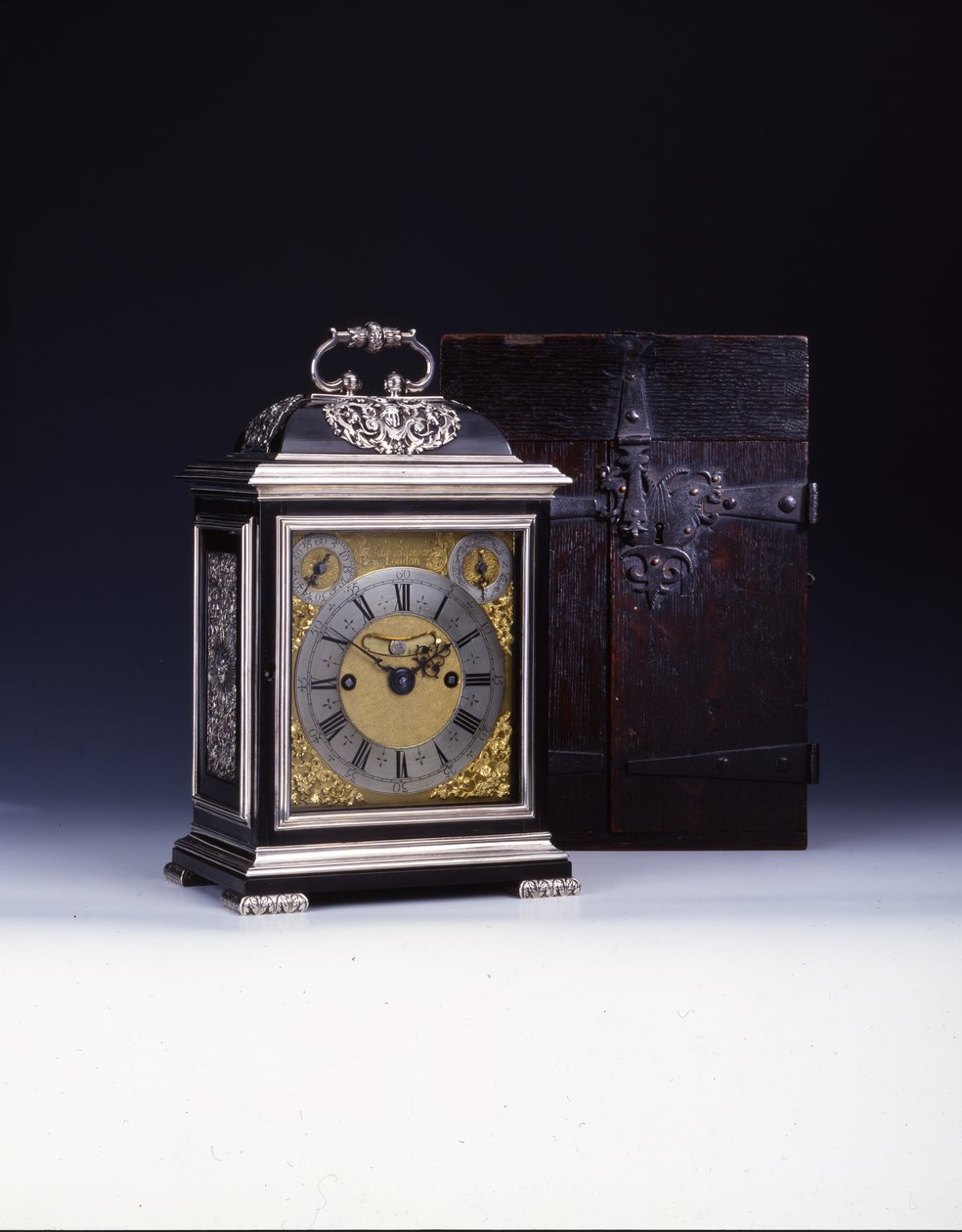 Barnard Tompion, Tompion and Banger, Londyn, nr 460, uderzający zegar na wsporniku, ok. 1708 (heban i srebro) (zob. również 745882-88) autorstwa English School