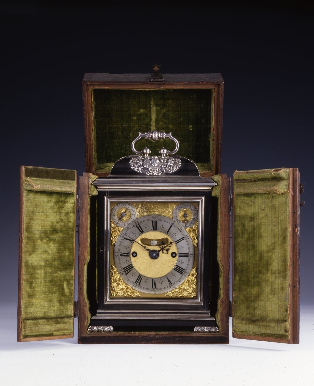 Barnard Tompion, Tompion and Banger, Londyn, nr 460, uderzający zegar na wsporniku, ok. 1708 (heban i srebro) (zob. również 745882-87) autorstwa English School