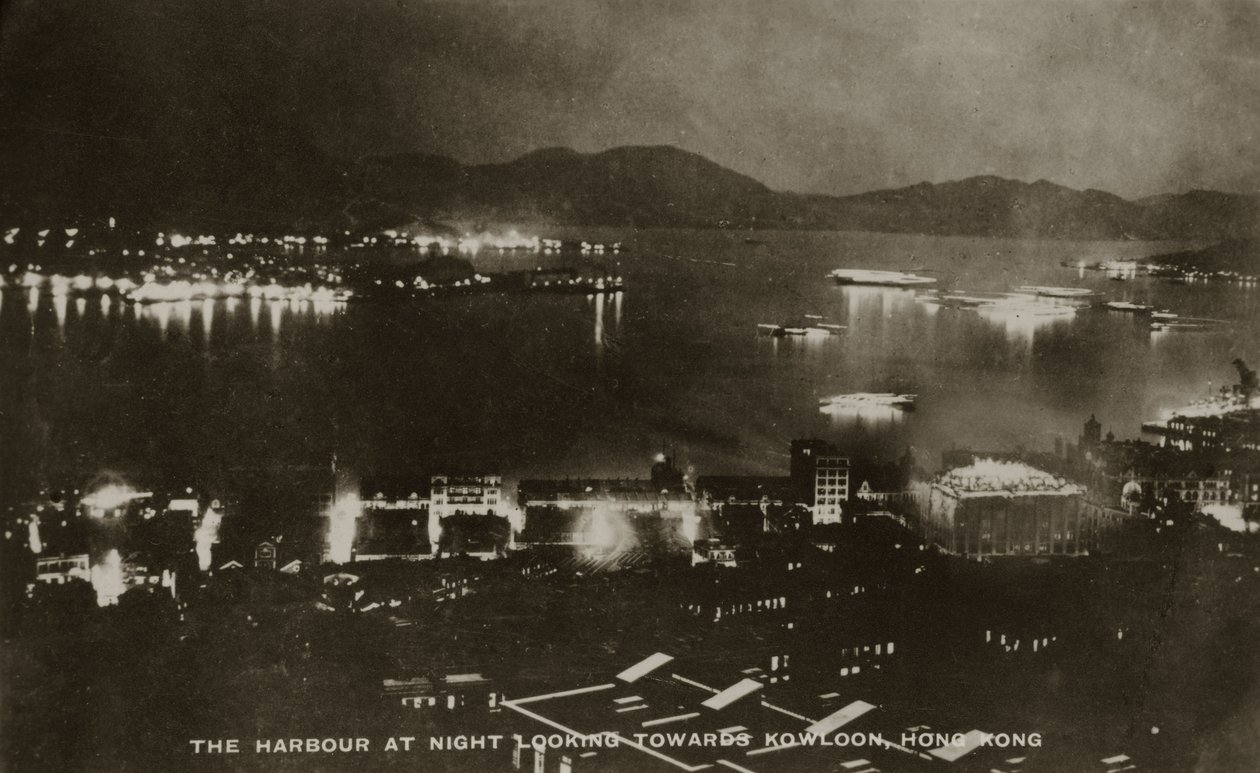 Port nocą w kierunku Kowloon, Hongkong, z albumu fotografii odnoszących się do służby Pte H. Chick, 1940 autorstwa English School
