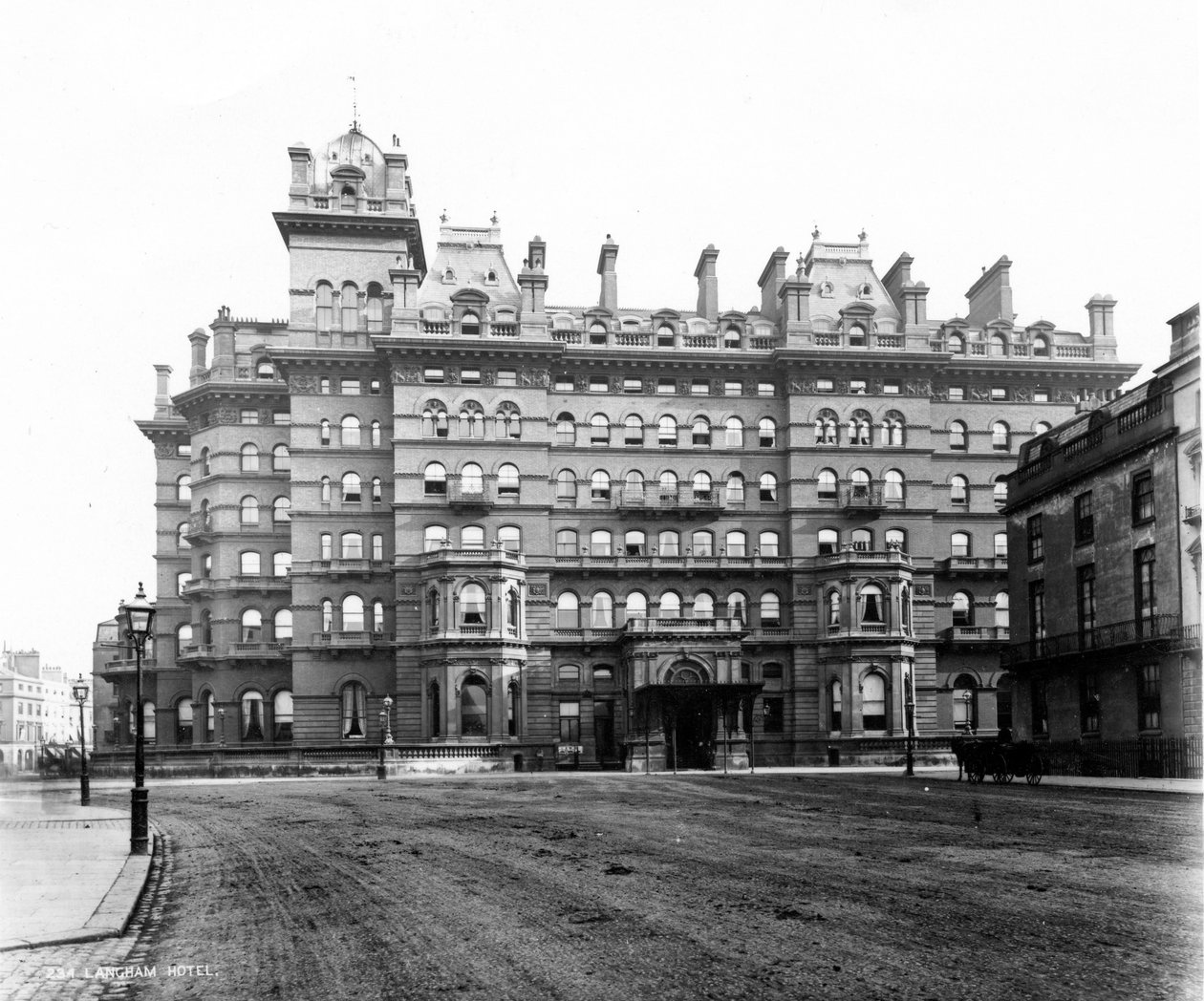 Hotel Langham z Portland Place, 1896 (zdjęcie) autorstwa English School