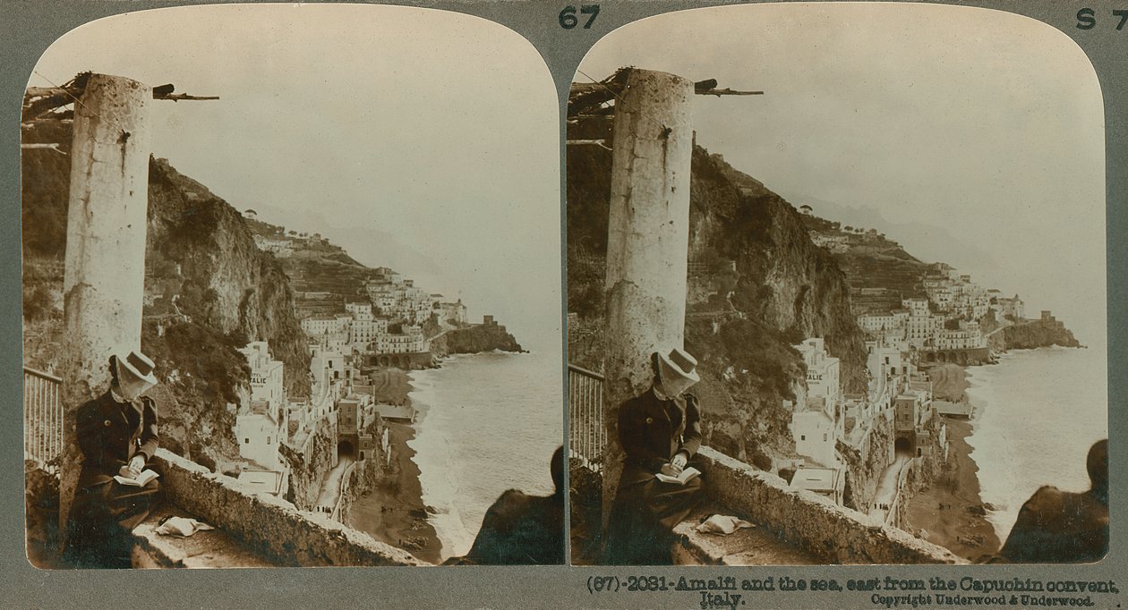 Wybrzeże Amalfi i Zatoka Salerno z przebudowanego klasztoru, widok stereoskopowy (zdjęcie w sepii) autorstwa English School