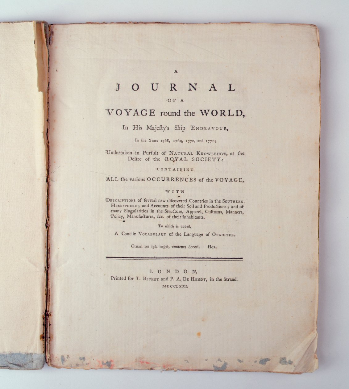 Strona tytułowa A Journal of a Voyage Around the World in His Majestys Ship Endeavour in the Years 1768, 1779, 1770 n 1771, opublikowanej w Londynie, 1771 (druk) autorstwa English School