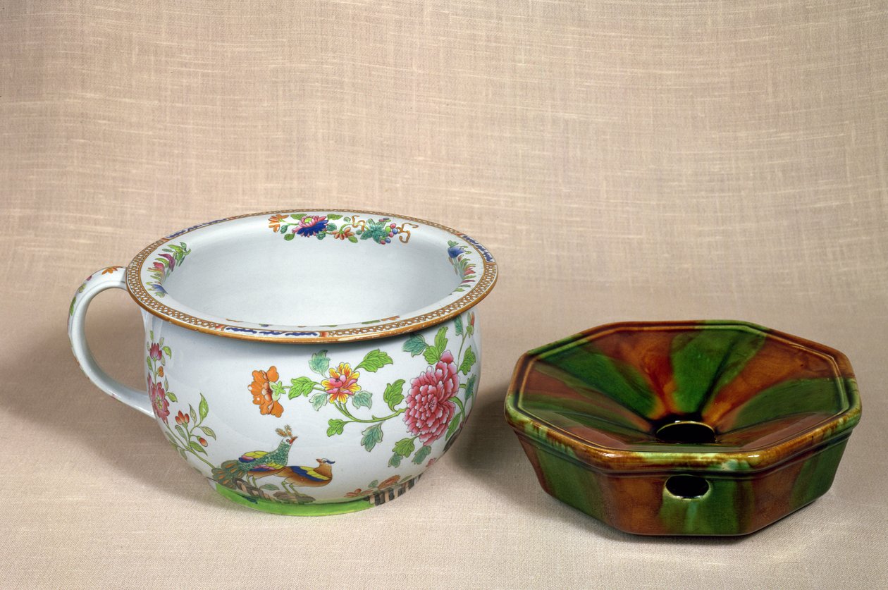 Dwie nocniki (ceramiczne) autorstwa English School