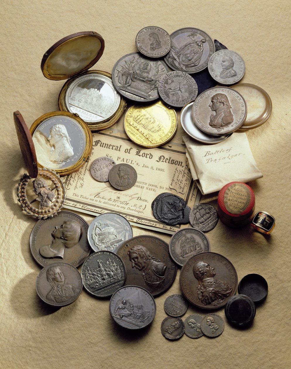 Różne medale i artefakty związane z admirałem Lordem Nelsonem, 1798-1806 autorstwa English School