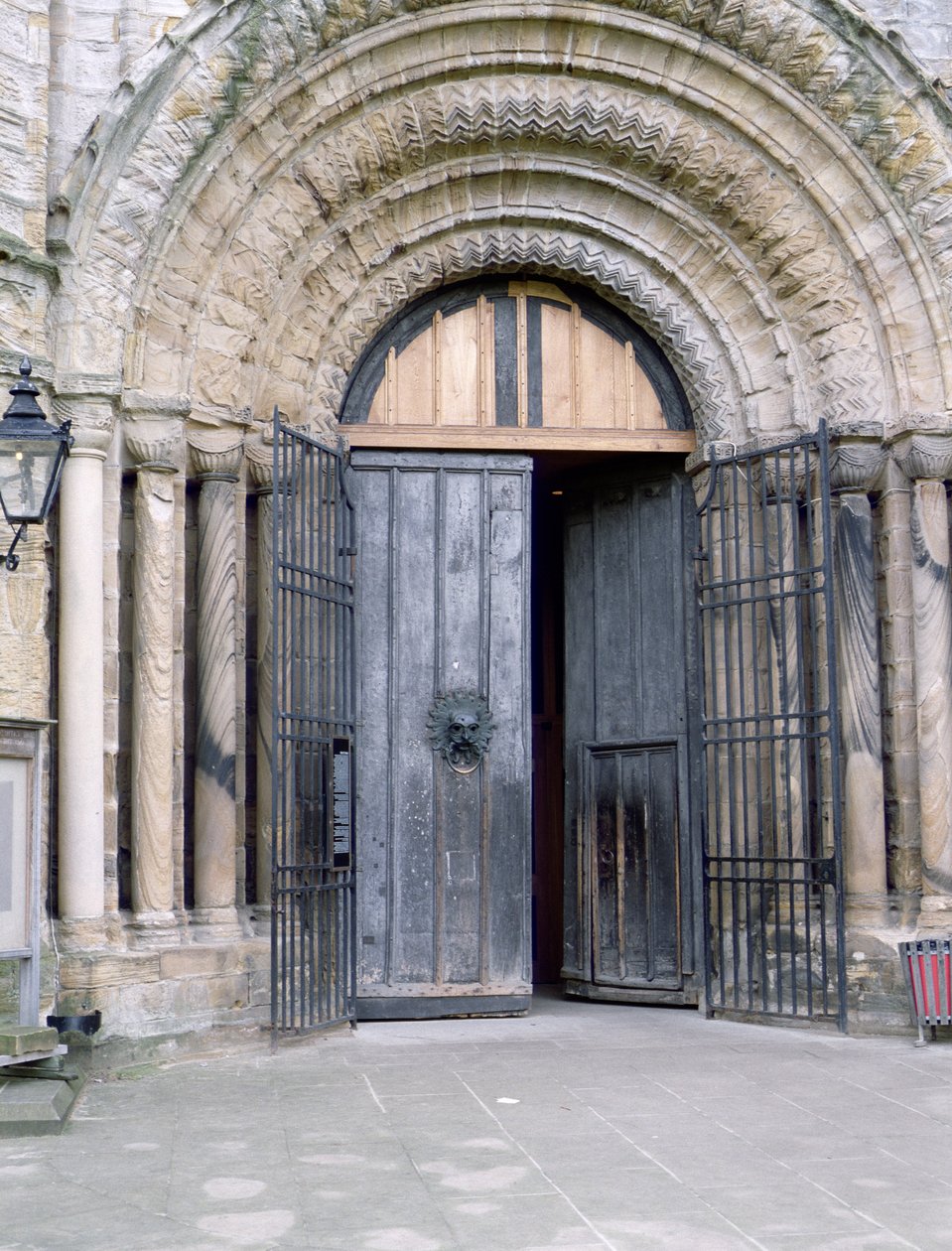 Widok na północne drzwi katedry w Durham (zdjęcie) autorstwa English School