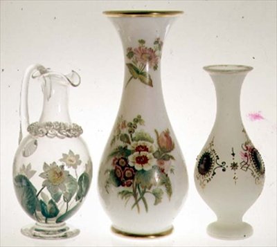 Dzbanek na wodę zdobiony liliami wodnymi farbą ceramiczną pokrytą kryształem, Henry G. Richardson, połowa XIX w.; dwa wazony ze szkła opalowego autorstwa Henry