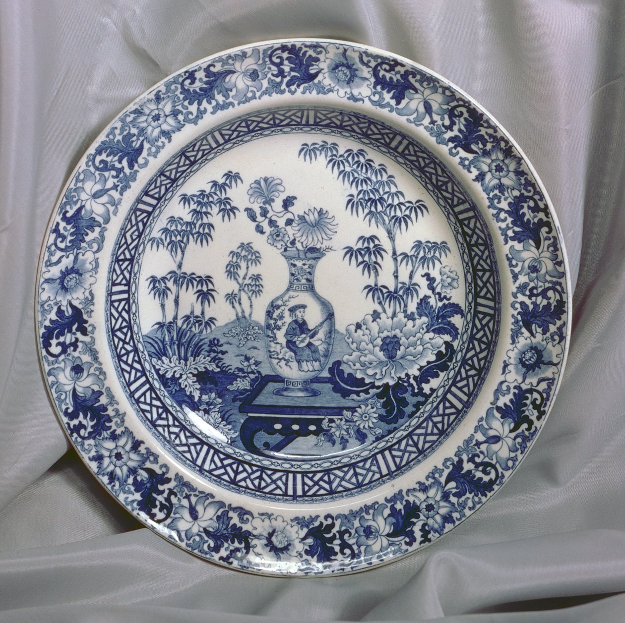 Płyta z nadrukiem Wedgwood Blue, wzór chińskiego wazonu, ok.1810 (ceramika) autorstwa English School