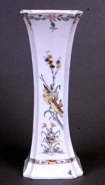 Wazon Worcester o rozkloszowanym kształcie malowany w kolorach Kakiemon, ok. 1750 (ceramika) autorstwa English School