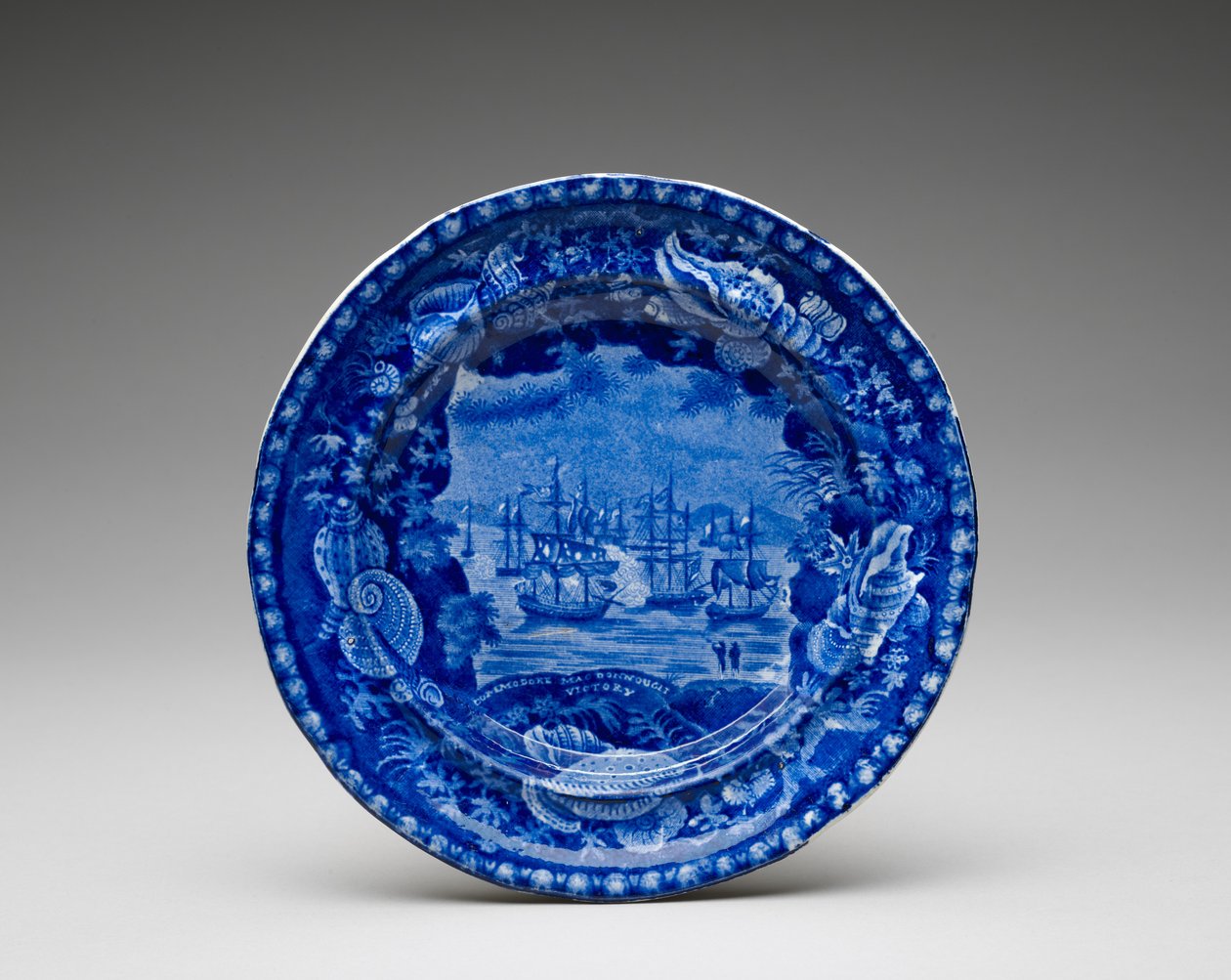 Talerz, ok. 1818-1846 (naczynie gliniane szkliwione ołowiem z nadrukiem transferowym) autorstwa Enoch Wood and Sons