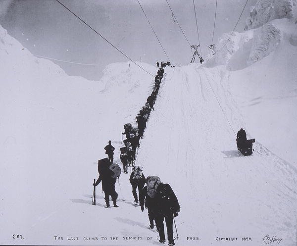 A última subida ao cume de Chilkoot Pass na fronteira Canadá-EUA autorstwa Eric A. Hegg