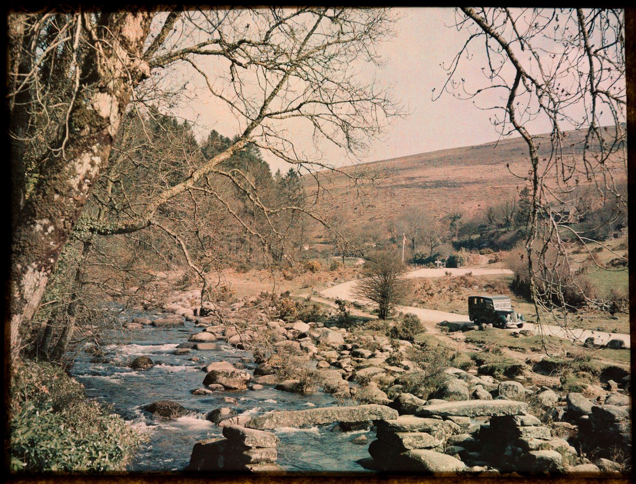 Clapper Bridge, Dartmeet, Widecombe in the Moor, Teignbridge, Devon, Wielka Brytania autorstwa Eric Maybank