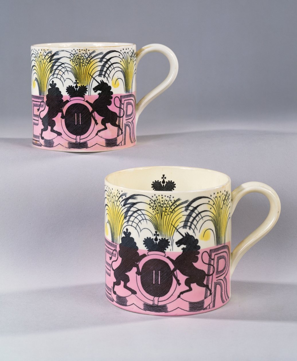 Para kubków Wedgewood upamiętniających koronację Jej Królewskiej Mości Elżbiety II, 1953 autorstwa Eric Ravilious