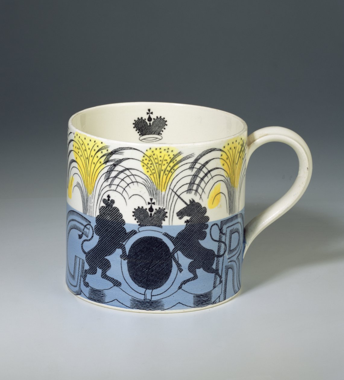 Kubek koronacyjny króla Jerzego VI, wyprodukowany przez Josiah Wedgwood & Sons, 1937 (ceramiczne z nadrukiem i malowanym wzorem) autorstwa Eric Ravilious