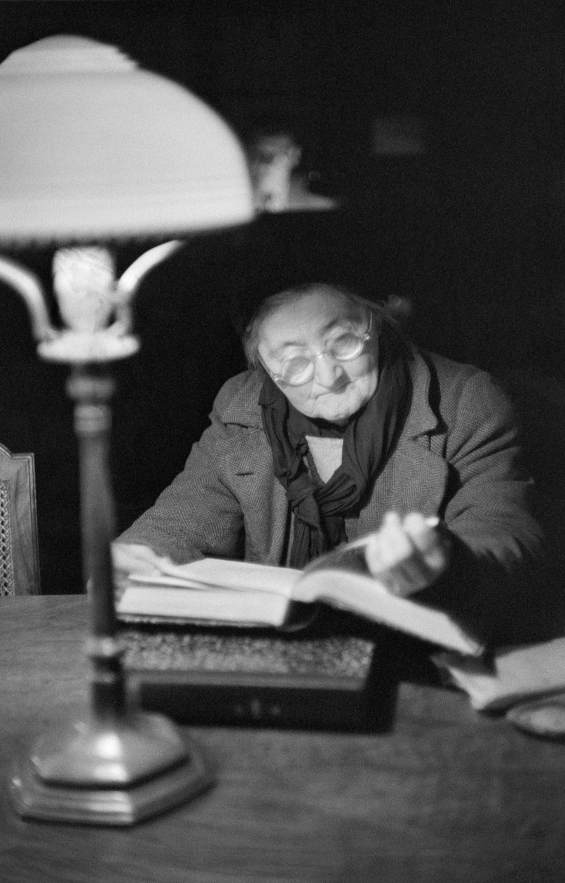 Życie w powojennym Wiedniu: starsza pani pochłonięta książką w czytelni, Wiedeń autorstwa Erich Lessing