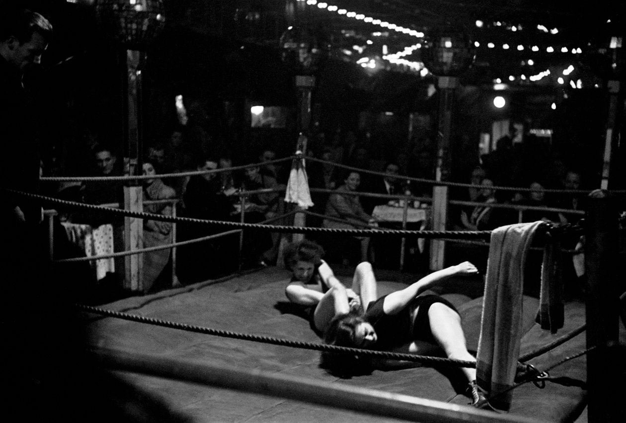 Zapasy kobiet w "Jungmuehle", Hamburg, Niemcy autorstwa Erich Lessing