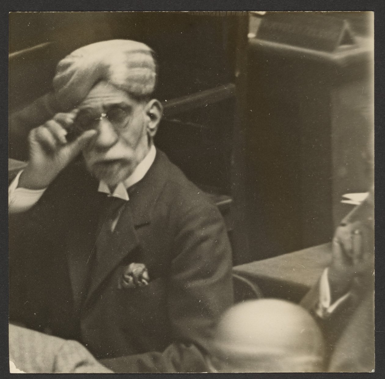[Siedzący mężczyzna w turbanie i ciemnych okularach] autorstwa Erich Salomon