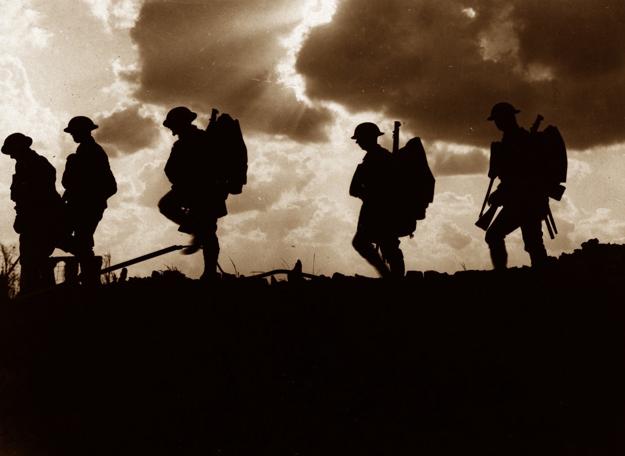 Ludzie z 8. batalionu East Yorkshire Regiment idący na linię frontu w pobliżu Frezenbergu podczas trzeciej bitwy o Ypres, 5 października 1917 r. autorstwa Ernest Brooks