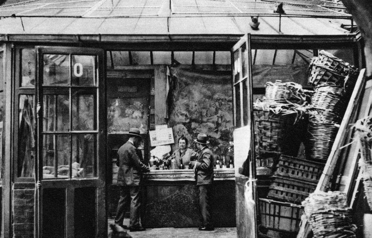 Bar w dzielnicy Central Market, Paryż, 1931. autorstwa Ernest Flammarion