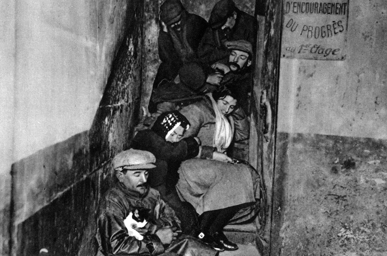 Schody w noclegowni, Paryż, 1931. autorstwa Ernest Flammarion