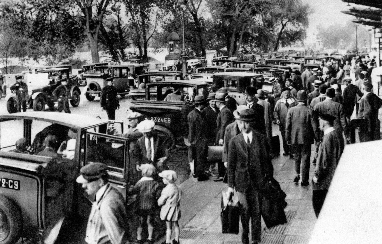 Tłumy przed dworcem, Orsay, Paryż, 1931 autorstwa Ernest Flammarion