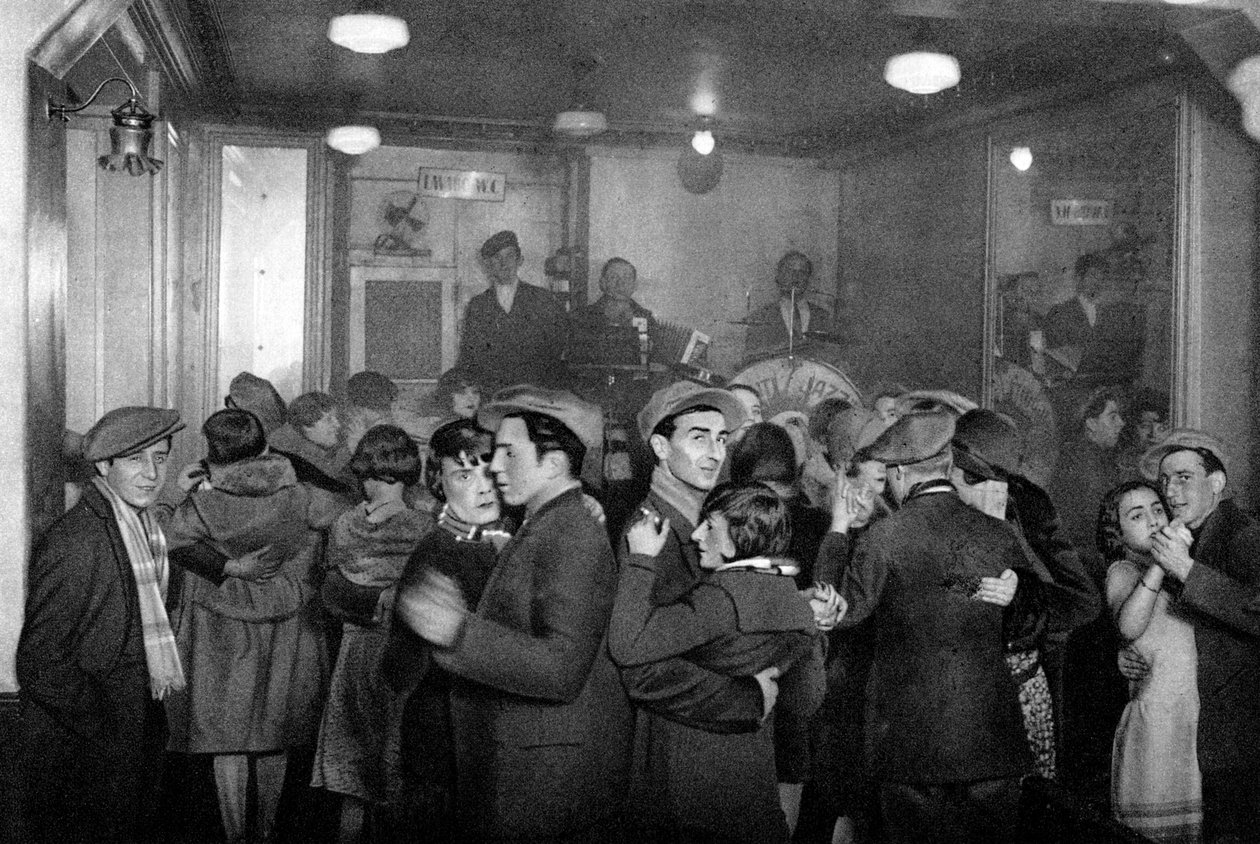 Wnętrze bal-musette, Paryż, 1931. autorstwa Ernest Flammarion