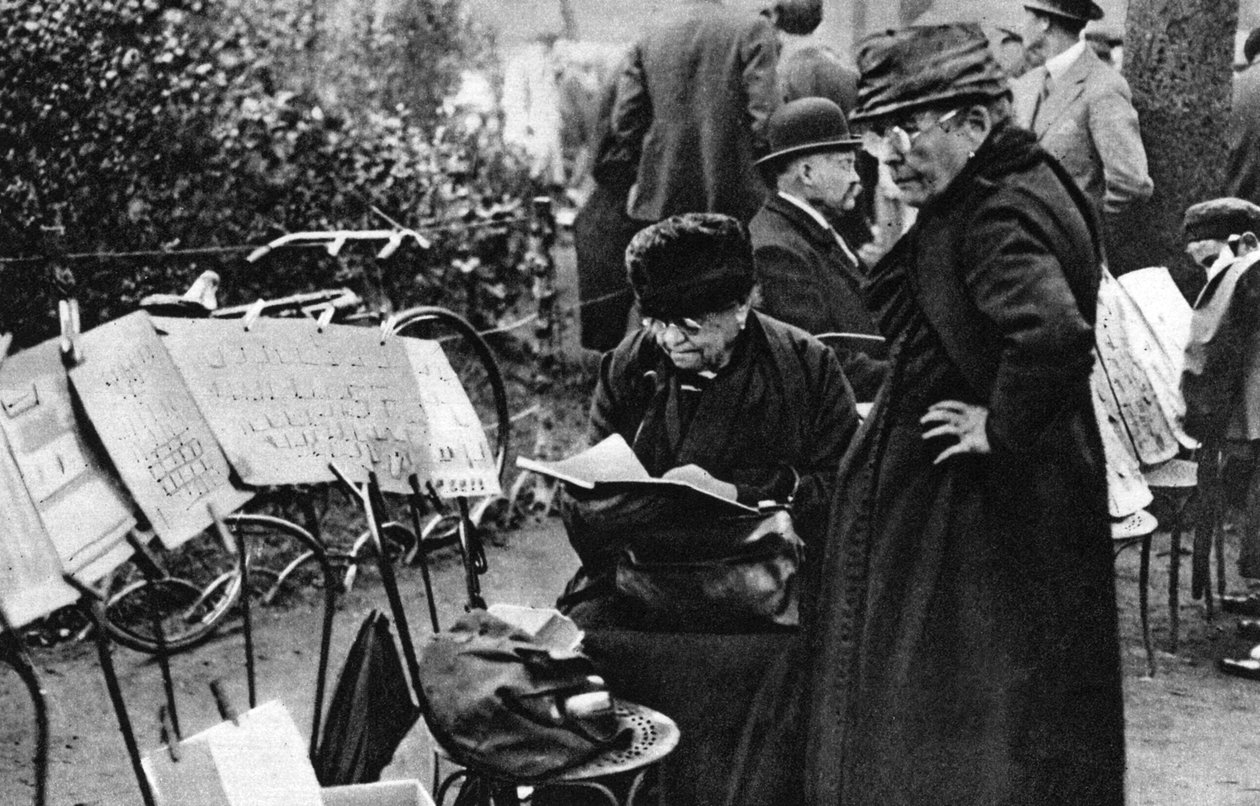 Sprzedawcy znaczków na Polach Elizejskich, Paryż, 1931. autorstwa Ernest Flammarion
