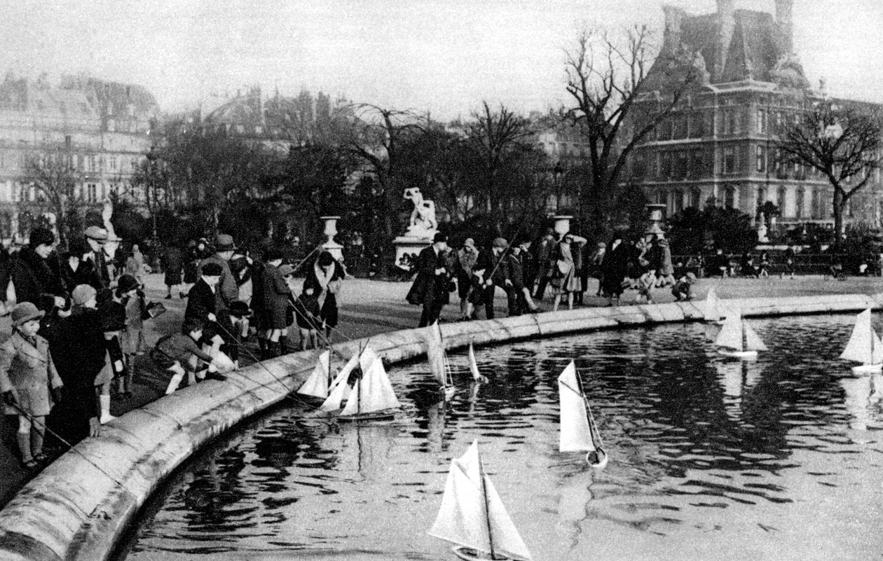 Łódki-zabawki w Ogrodach Tuileries, Paryż, 1931. autorstwa Ernest Flammarion