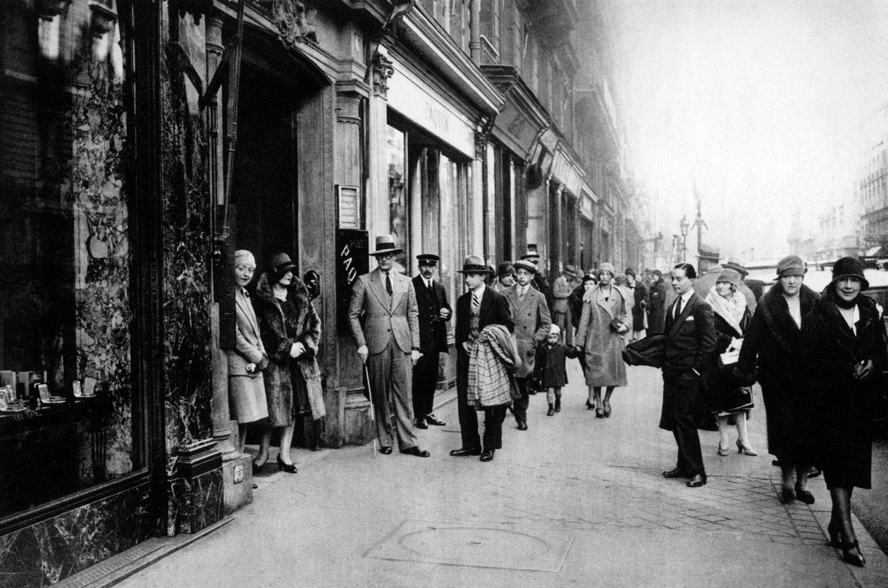 Oczekiwanie na wyjście szwaczek z pracy, Paryż, 1931. autorstwa Ernest Flammarion