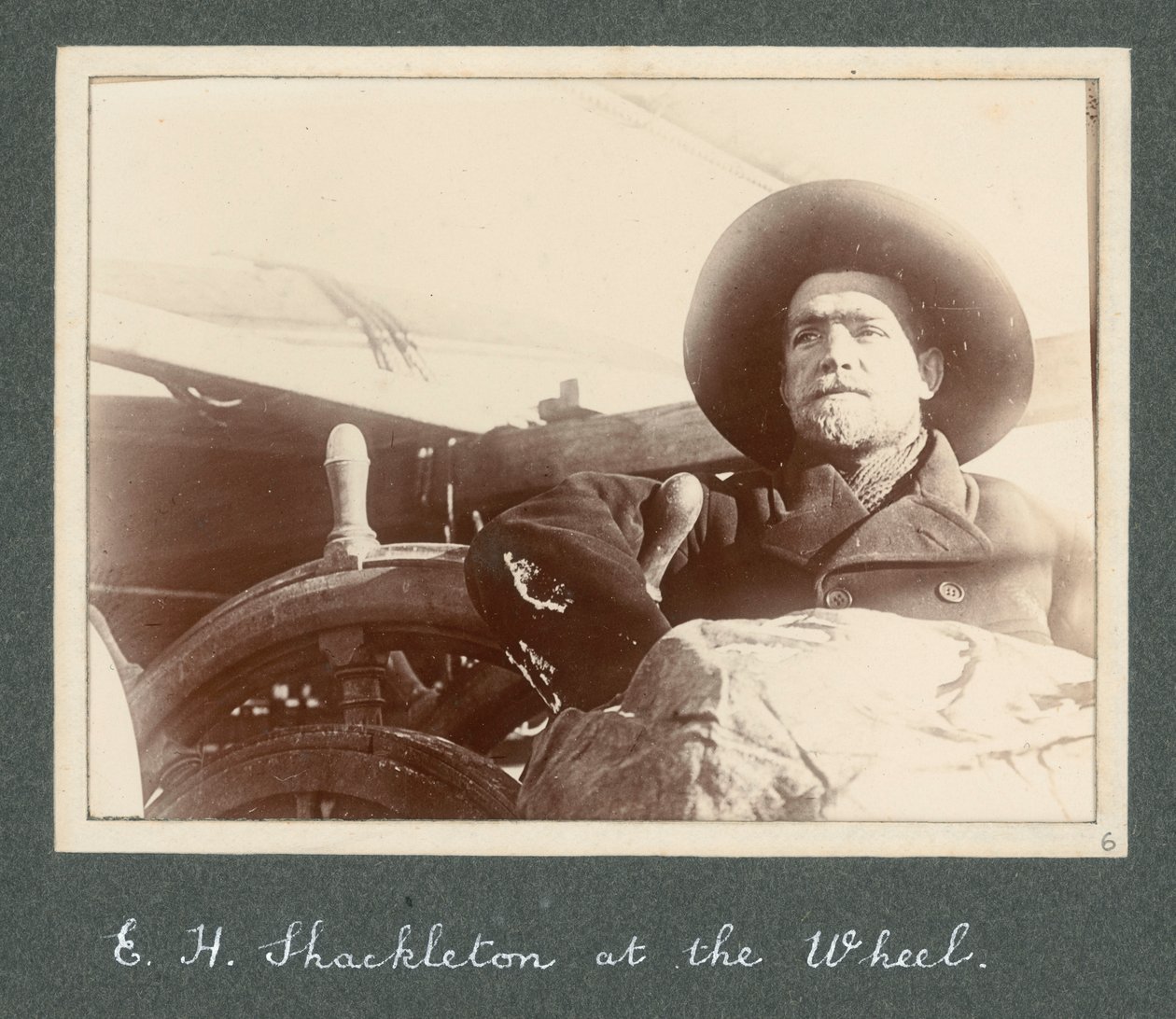 E.H. Shackleton stojący przy kole "Discovery" (1901) Z albumu Sir Ernesta Henry