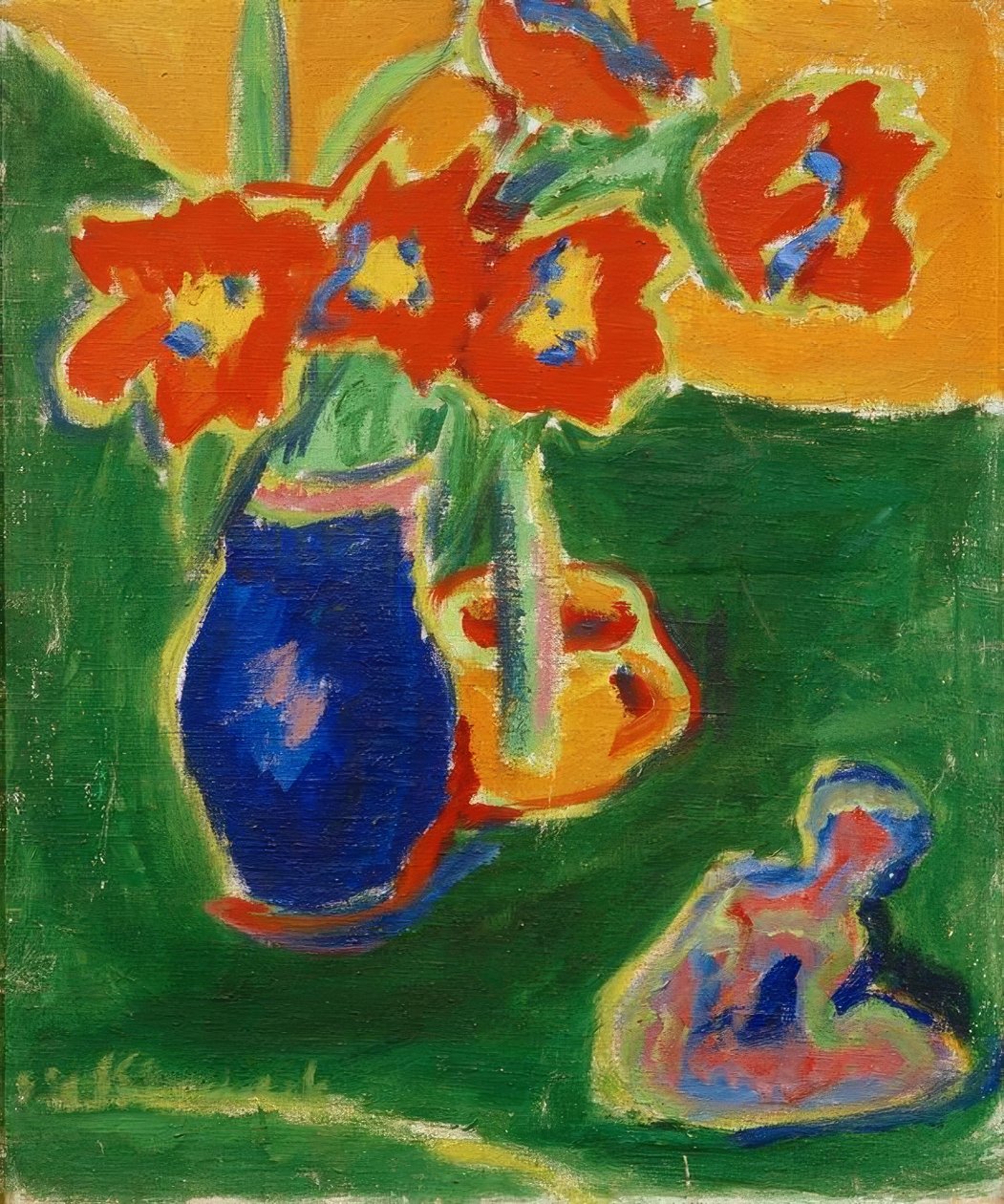 Czerwone tulipany w niebieskim wazonie z rzeźbą autorstwa Ernst Ludwig Kirchner