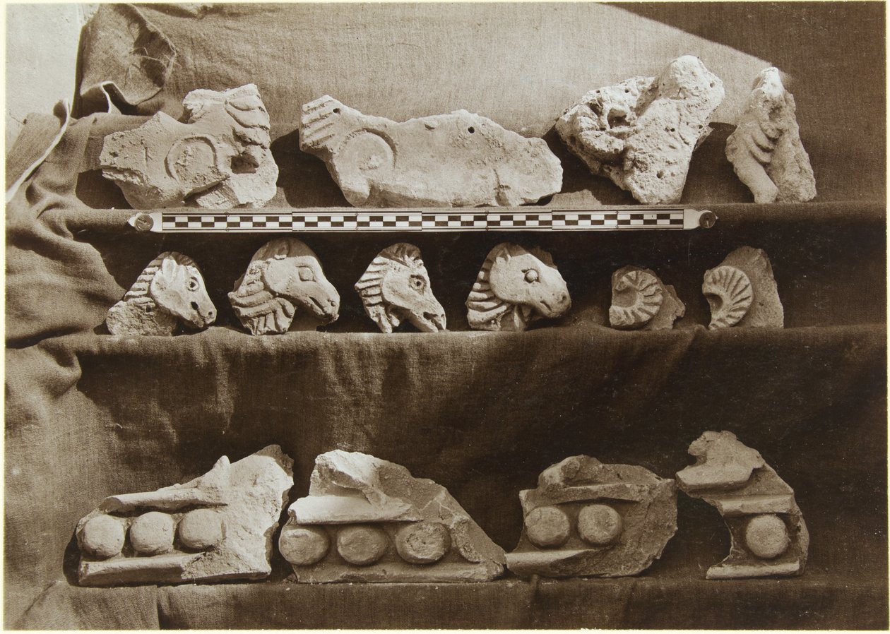 Wykopaliska w Samarze (Irak): Fragmenty fryzu z figurami wielbłądów, z Pałacu Kalifa (Dar al-Khilafa, Jawsaq al-Khaqani, Bayt al-Khalifah), Mały Serdab, ok. 1911-13 (b/w zdjęcie) autorstwa Ernst Herzfeld