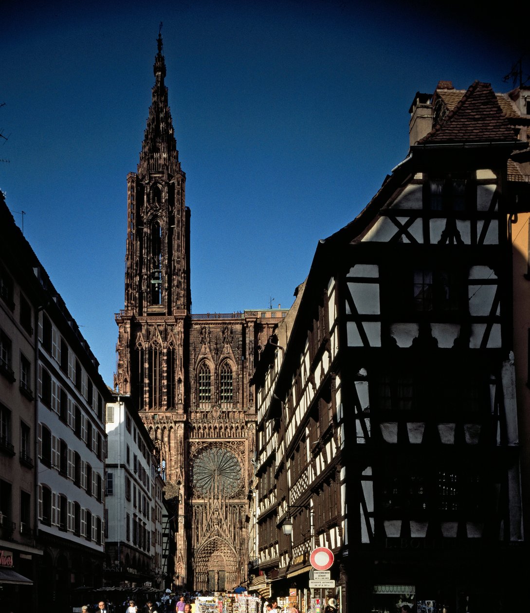 Sztuka gotycka: widok z jednego z portali na katedrę Notre Dame de Strasbourg, zbudowaną w XIII wieku przez Erwina von Steinbacha. (Dolny Ren) autorstwa Erwin von Steinbach