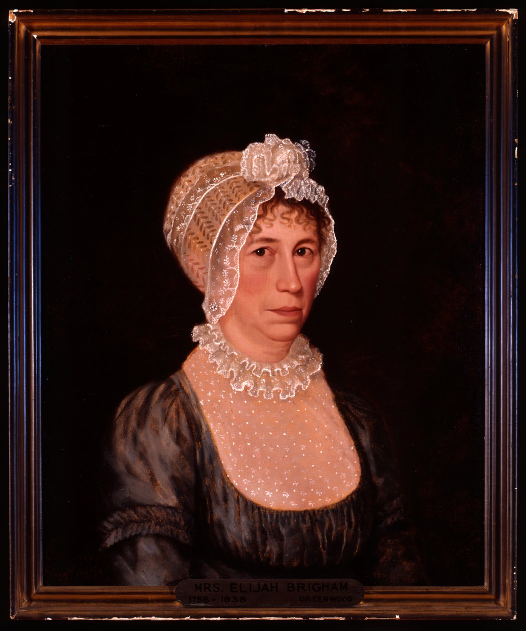 Portret Sarah Ward Brigham do połowy długości, ubrana w sukienkę o głębokim kroju z koronkowym detalem i koronkowym czepkiem autorstwa Ethan Allen Greenwood