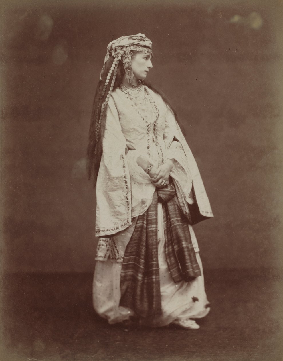 Sarah Bernhardt w Zairze przez Voltaire, 1874. autorstwa Etienne Carjat