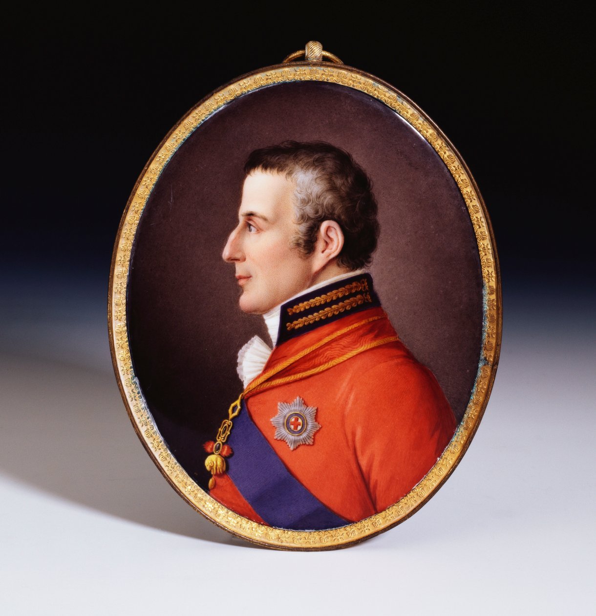 Nieopisany Sevres datowany owalna plakietka przedstawiająca portret księcia Wellington (1769-1852), w pełnym mundurze, noszącego Order Złotego Runa oraz Gwiazdę i Szarfę Orderu Podwiązki autorstwa Etienne Charles Leguay