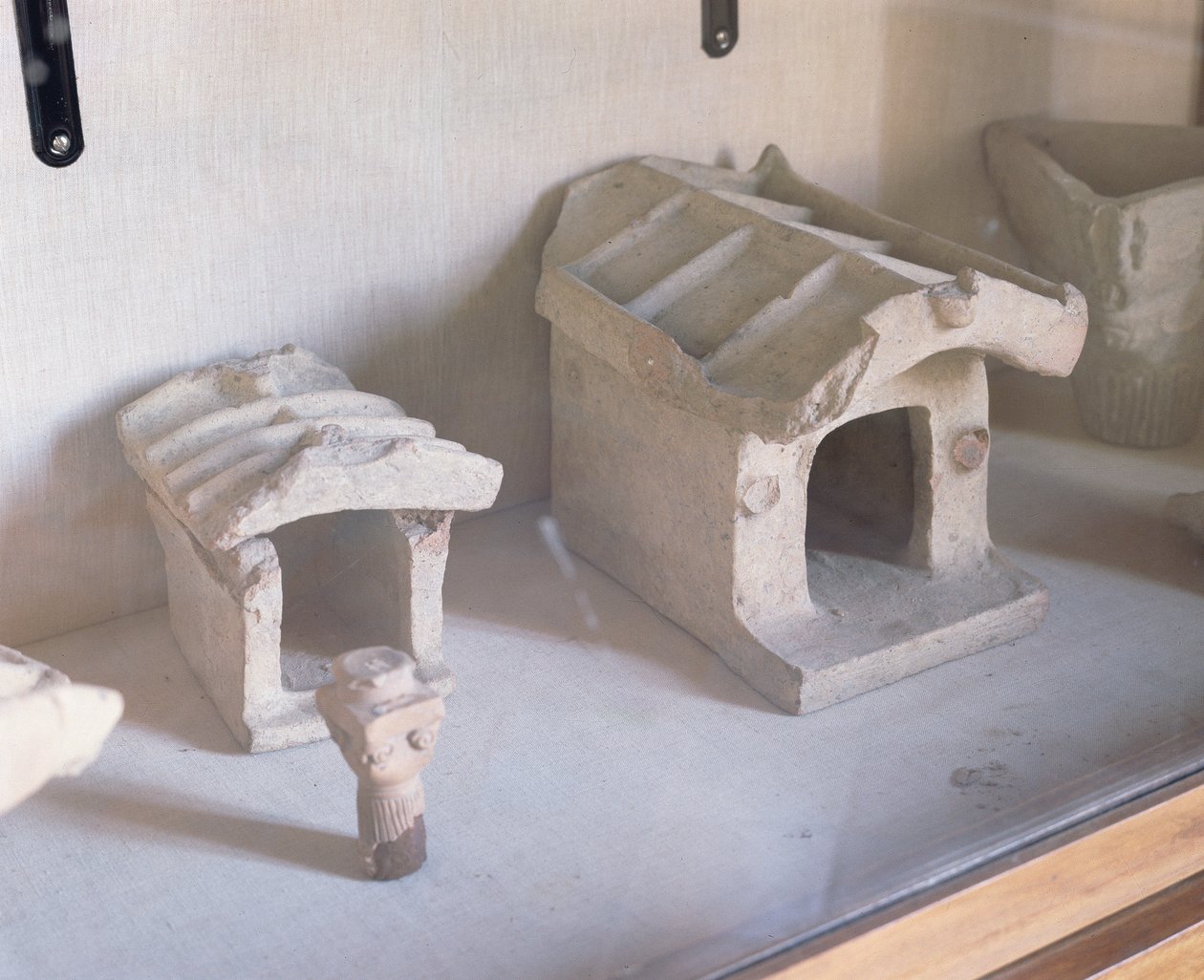 Urny Pogrzebowe (glina) autorstwa Etruscan