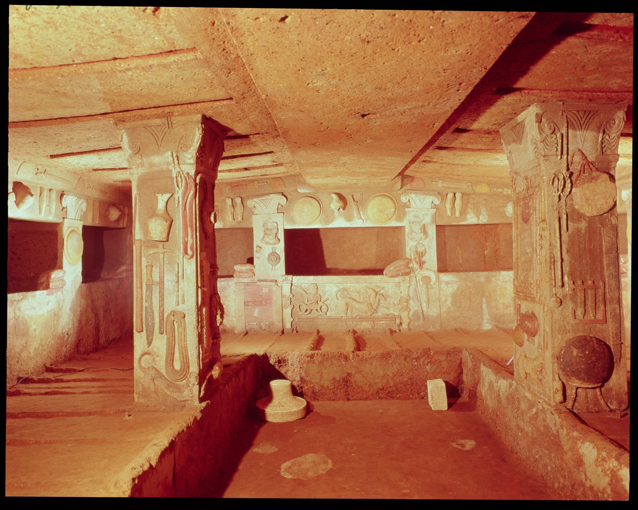 Widok wnętrza grobowca, nekropolii bandytów autorstwa Etruscan