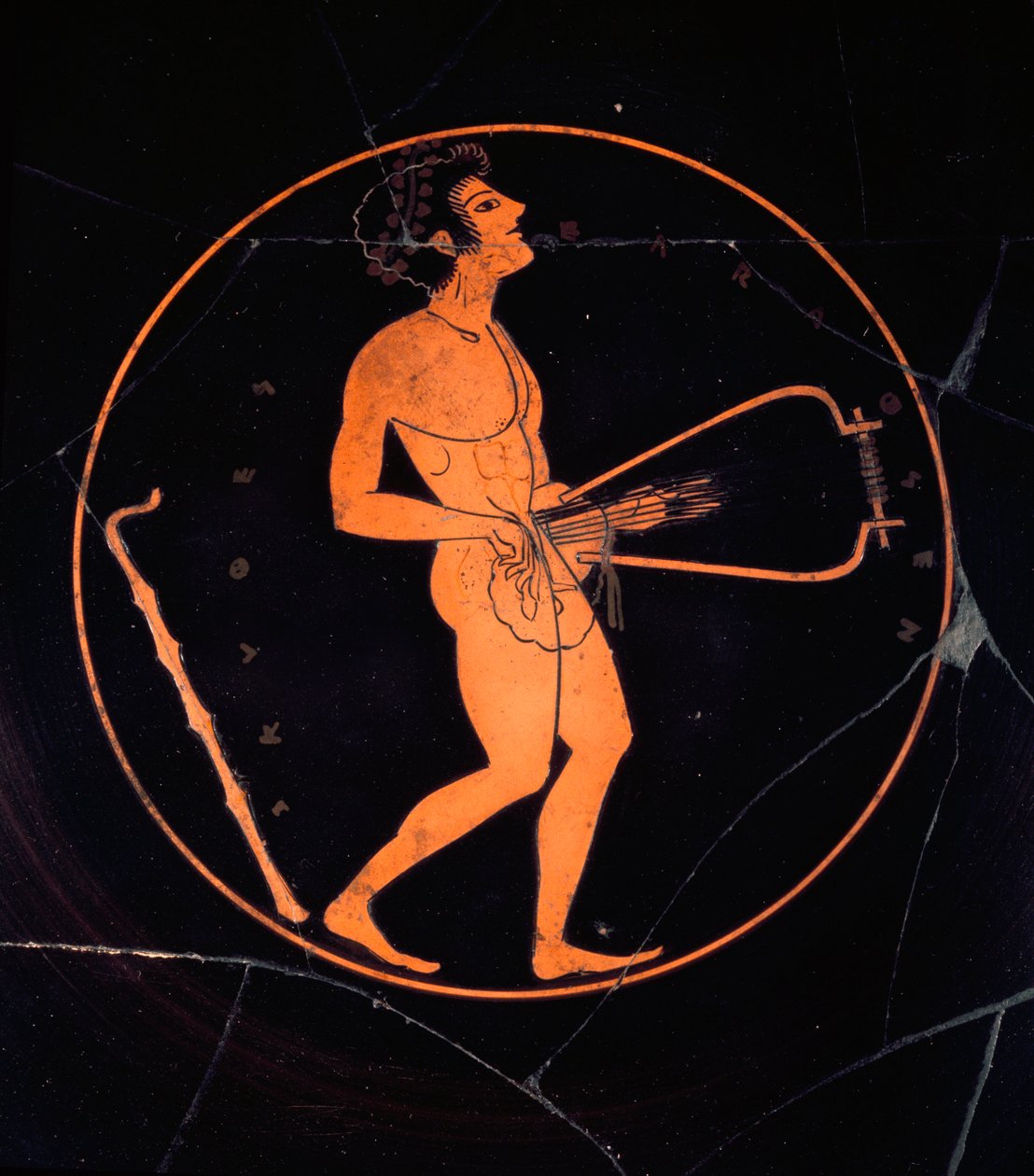 Sztuka etruska: czarna terakota Kylix zdobi przedstawienie gracza lirowego. Z grobowca waz greckich. Nekropolia Banditaccia. Cerveteri. VI lub V wiek p.n.e. Rzym, Museo Nazionale di Villa Giulia autorstwa Etruscan