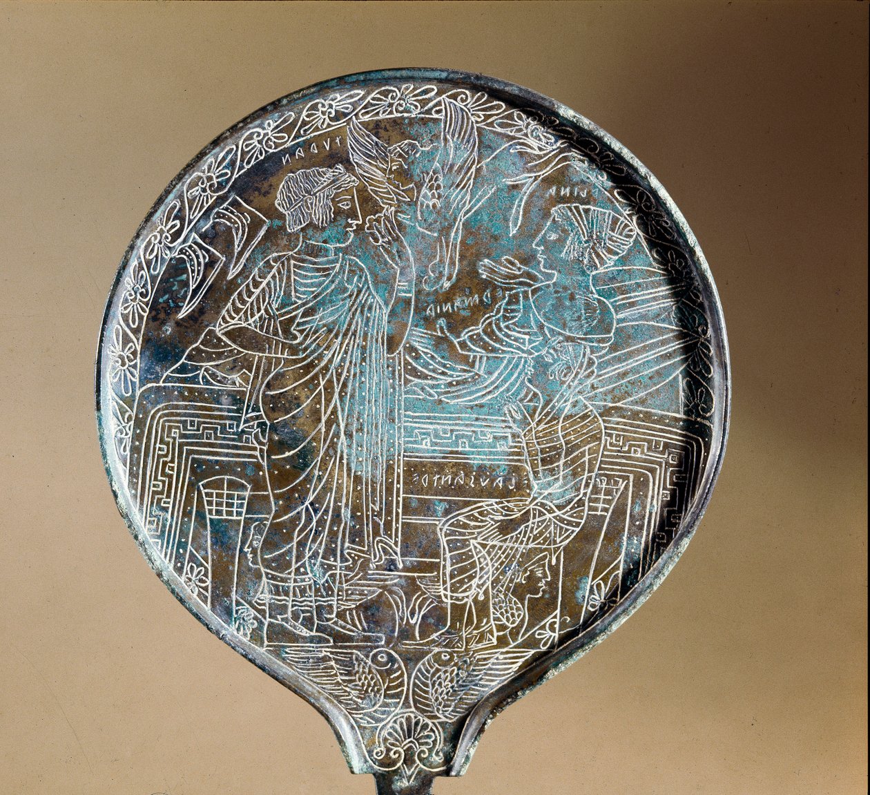 Sztuka etruska: lustro z brązu: Afrodyta namówiła Helene, by poszła za Paryżem do Troi. V wiek pne. Rzym, Museo Nazionale di Villa Giulia autorstwa Etruscan