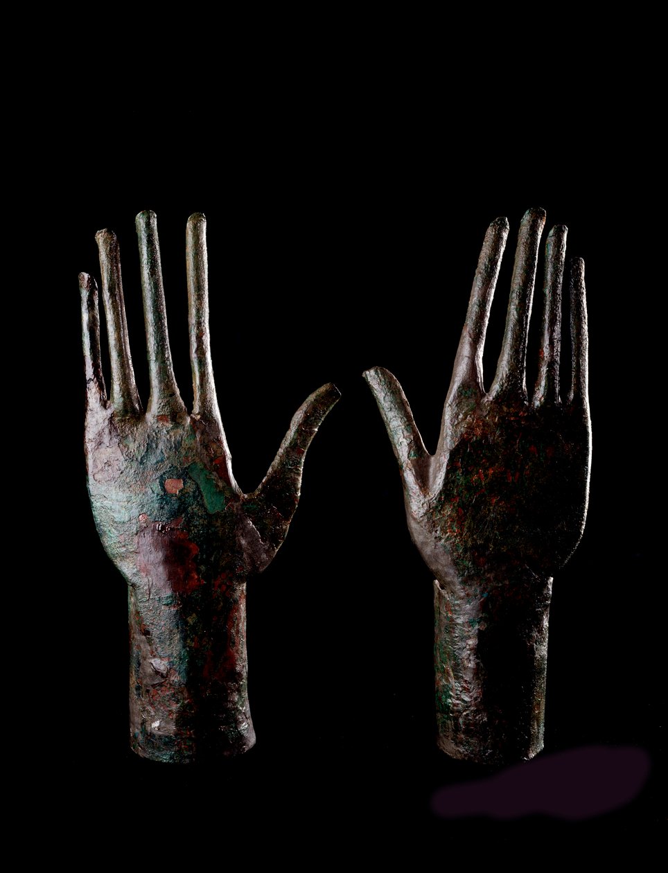 Sztuka etruska: dwie ręce - Statuetki z brązu - 680-670 pne Dim H 23,5 cm Z grobu Carro di bronzo, Vulci autorstwa Etruscan