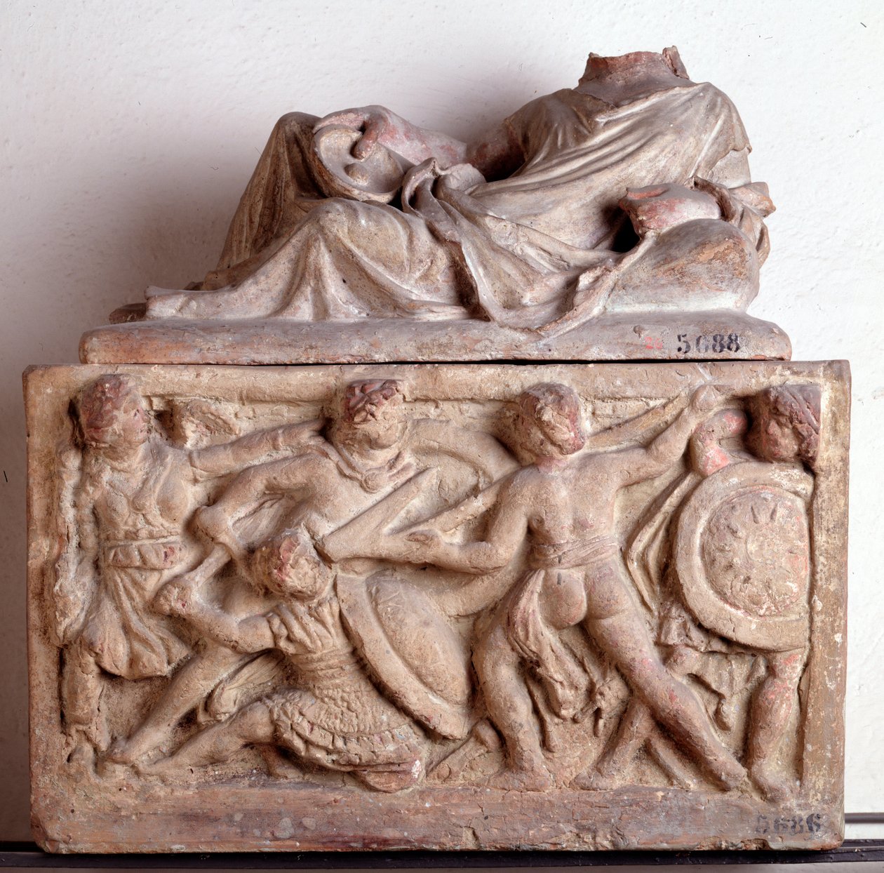 Cywilizacja etruska: urna z terakoty z Chiusi Włochy - II wpne Wymiary 33x56x27 cm (sztuka etruska: urna z terakoty II wpne) Florencja, Museo Archeologico, inw 5686 autorstwa Etruscan