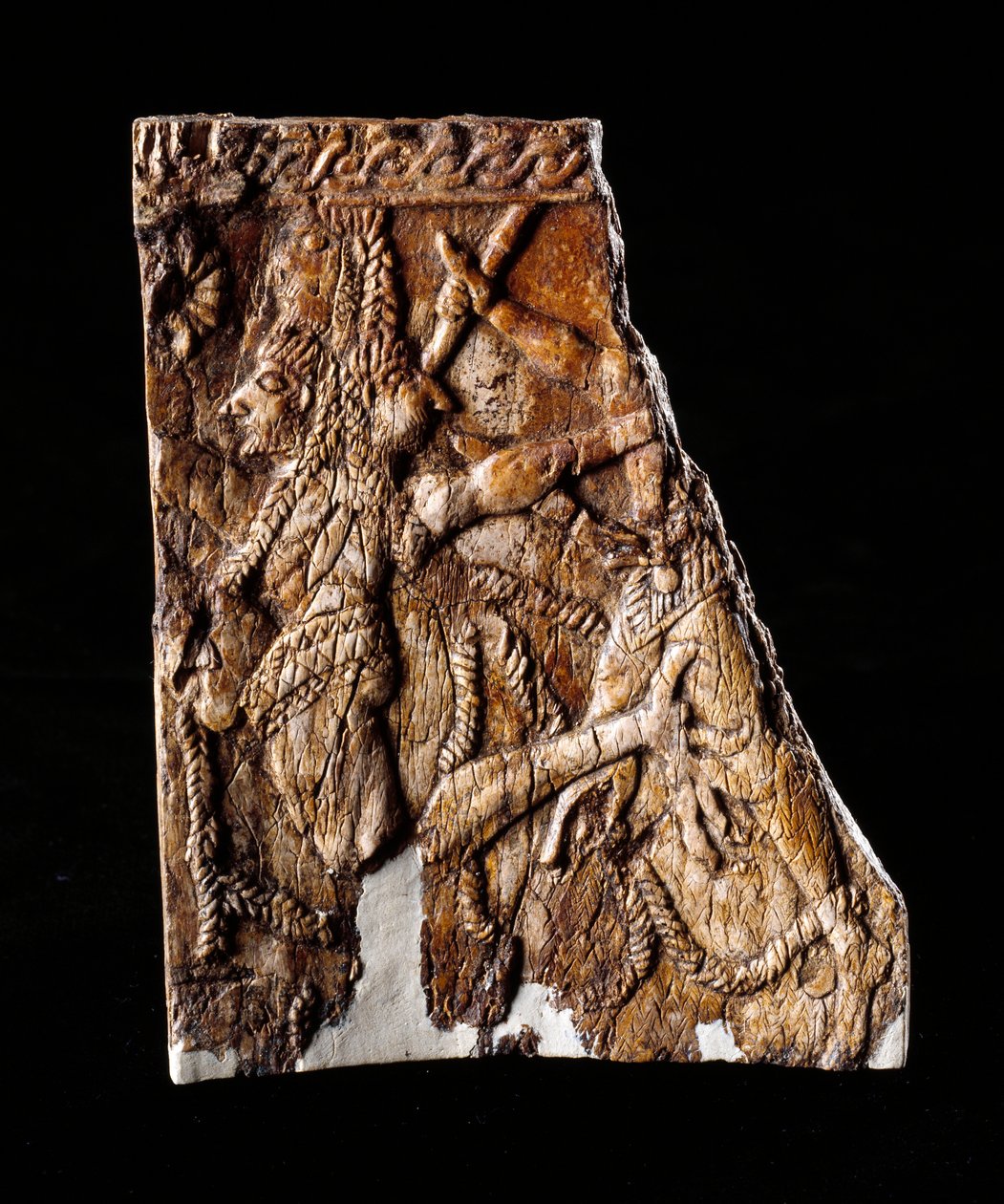 Cywilizacja etruska: ozdoba z kości słoniowej przedstawiająca Geryona - Z kurhanu Montefortini, Comeana, Włochy - VII wiek p.n.e. Dim 10x8,1 cm Florencja, Museo Archeologico, inw. 194662 autorstwa Etruscan