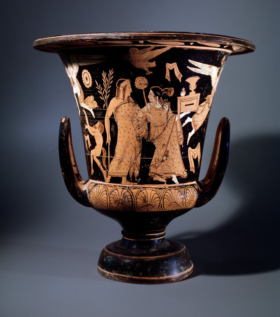 Cywilizacja etruska: terakotowy wystrój krateru autorstwa malarza Nazzano przedstawiający Apolla i menadę, 350 pne Wym. 57 cm, Z terenu Civita Castellana autorstwa Etruscan