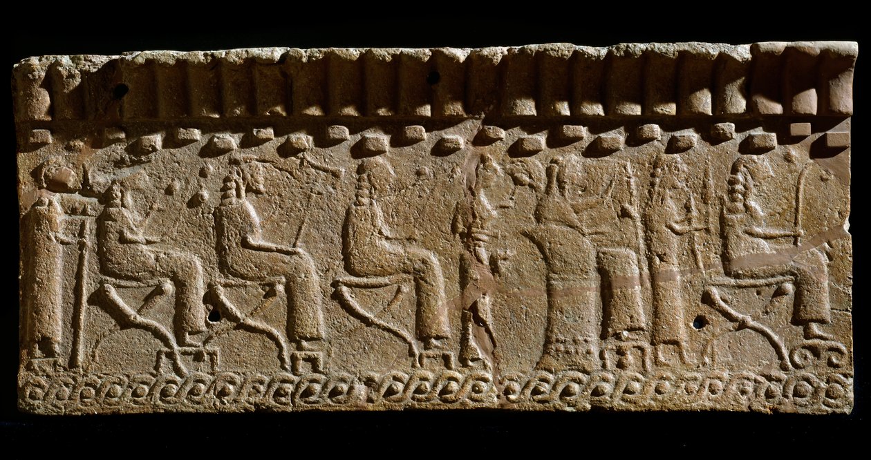 Cywilizacja etruska: fryz z terakoty ozdobiony płaskorzeźbami bóstw i siedzących dostojników. 580 pne Wym. 24x54 cm. Z Pałacu Murlo. Murlo, Antiquarium Comunale autorstwa Etruscan